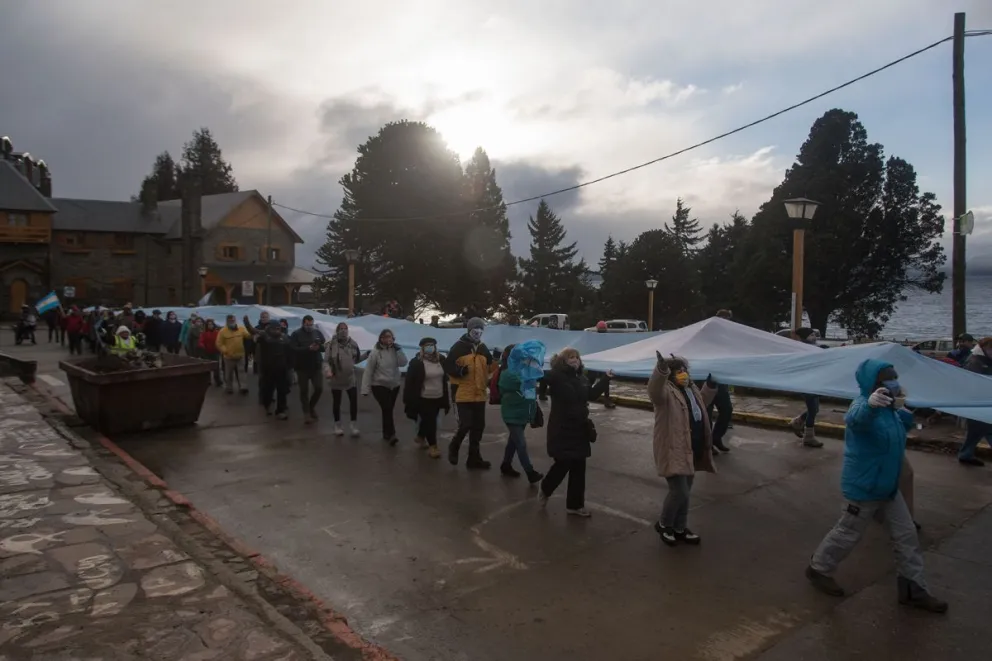 Con una bandera gigante, marcharon en contra del Gobierno