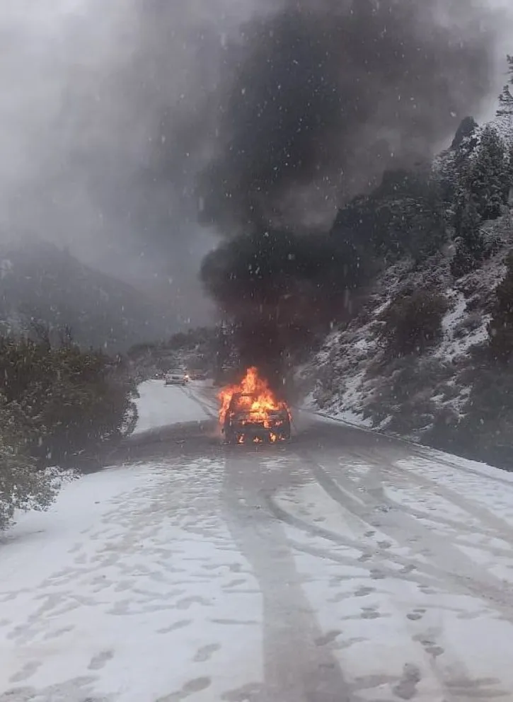 Venían de vacaciones y su auto se prendió fuego en la ruta