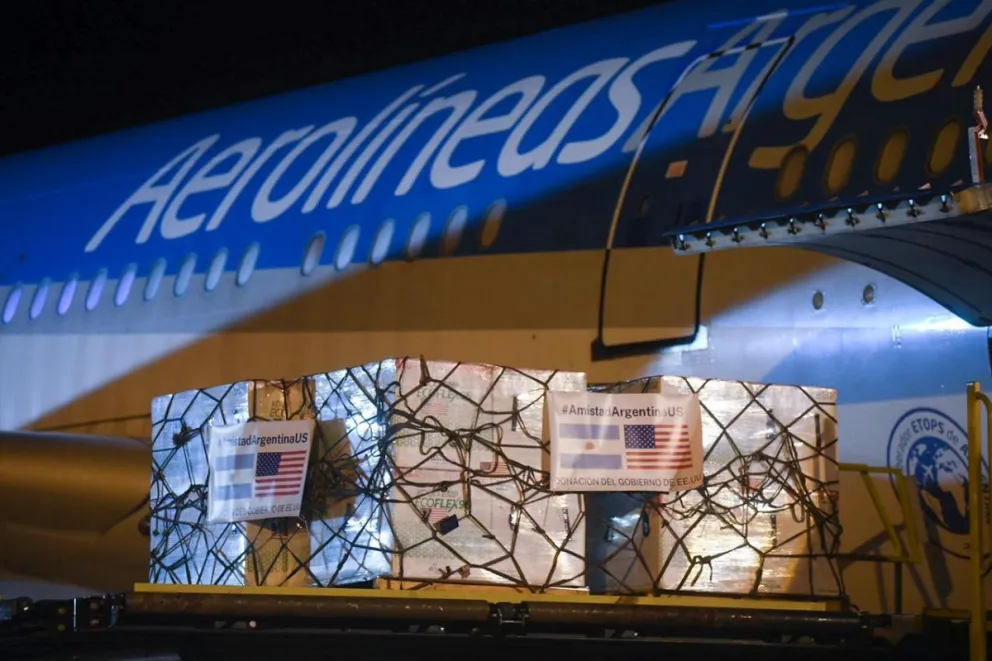 Llegaron 3.500.000 dosis de Moderna donadas por los Estados Unidos 