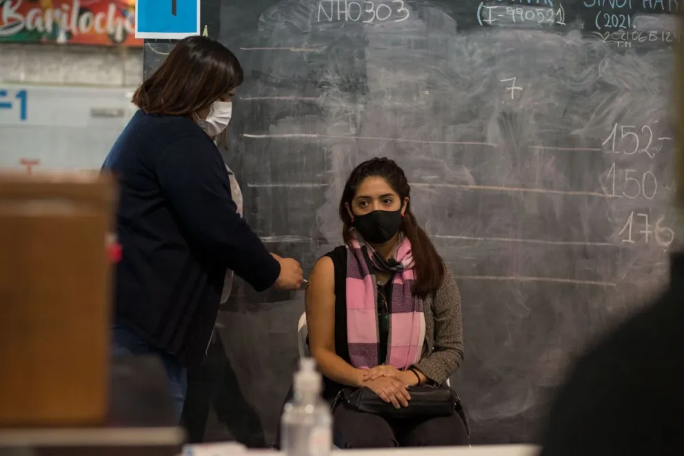 Mayores de 18 años se podrán vacunar sin turno en Bariloche