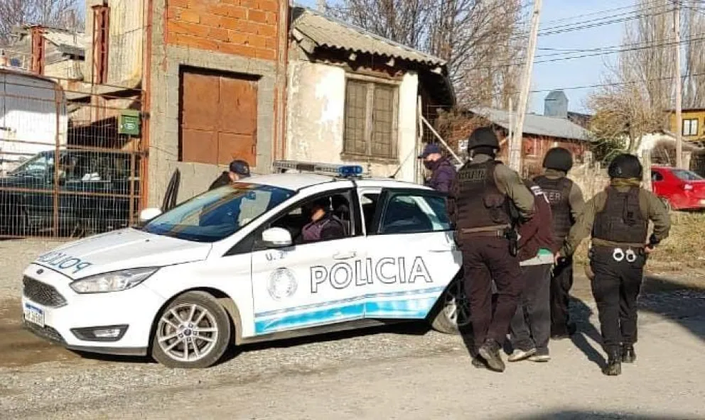 Una joven resultó herida luego de que su auto recibiera varios disparos