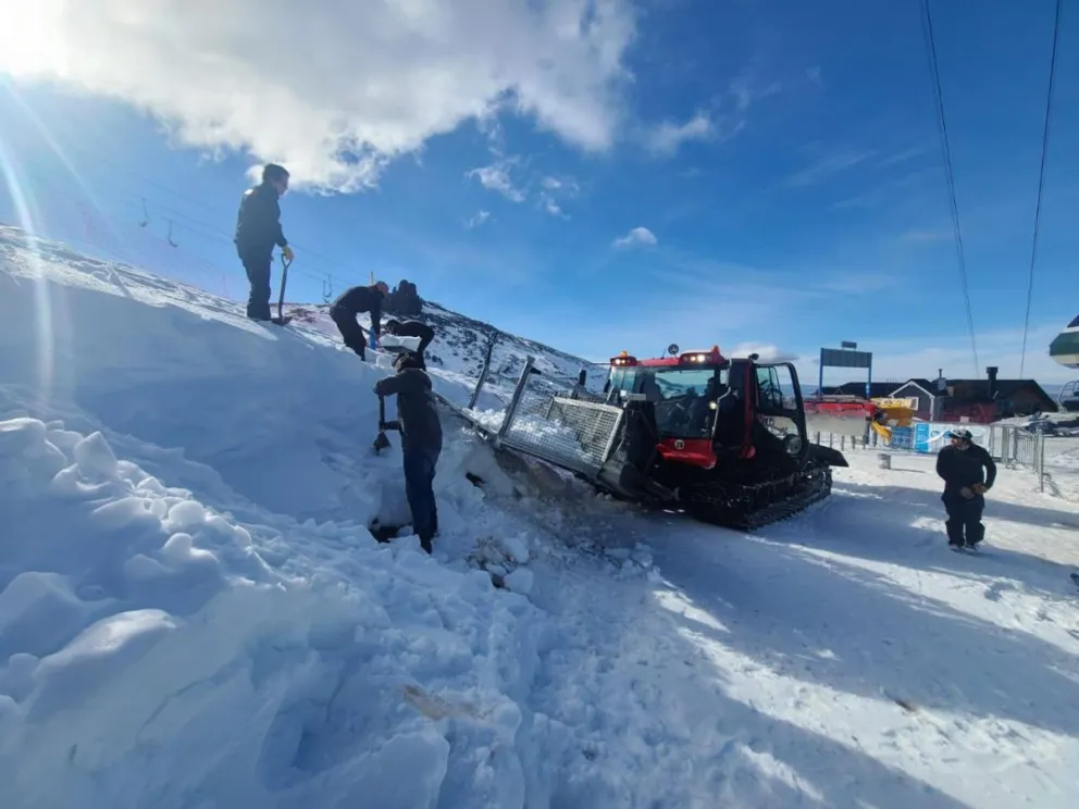Ante la falta de nevadas, redoblan los esfuerzos para mantener abiertas las pistas en el Cerro Catedral